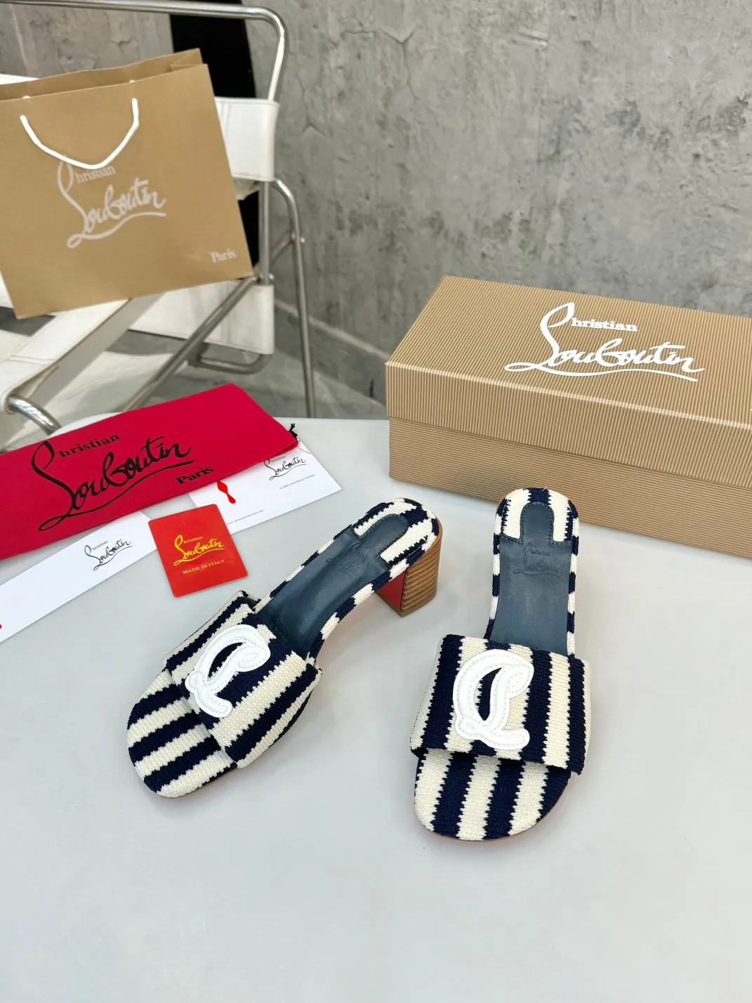 👟👟Ex-factory price 400👟👟 Genuine leather base +40 Top version Purchasing level ⚡③ colors to choose from. Introducing Christian Louboutin (CL) logo design, the latest catwalk style of red-soled shoes 💥abbreviated as CL red-soled shoes T-stage catwalk style👠a fresh breeze with a touch of nobility, perfect on the feet💃elegant and crystal clear, all accessories, materials and patterns are all customized 1:1 with the original version, zero distance from the original version 1⃣Upper: knitted material + unique logo 2⃣Inner: sheepskin 3⃣Outsole: Original one-to-one molded anti-slip two-color outsole with logo 4⃣🔺Original packaging 5⃣Number of yards: 35-42 (refundable or exchangeable if ordering 42)